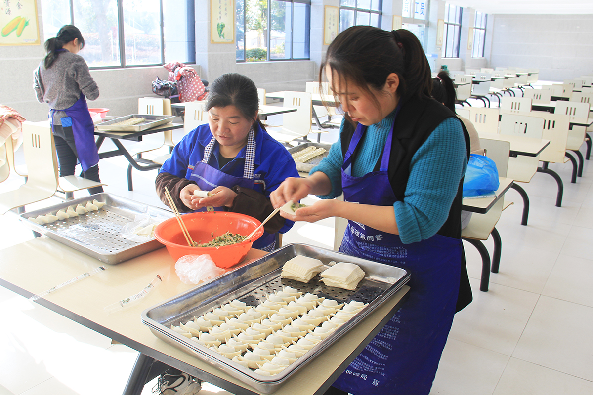 豪家集團員工一起包餃子